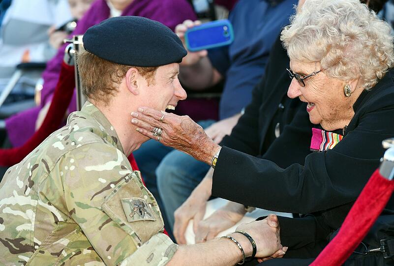 Prinz Harry wird in Australien von seinen royalen Fans wärmstens verabschiedet. Die Bilder.