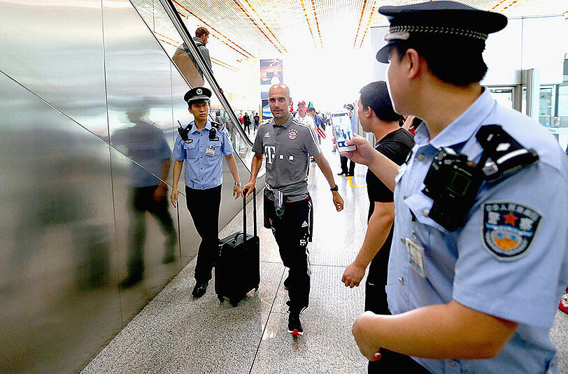 Der FC Bayern ist am Freitag in Peking gelandet und wurde von rund 1000 Fans schon am Flughafen frenetisch gefeiert. Die Bilder von der Ankunft.