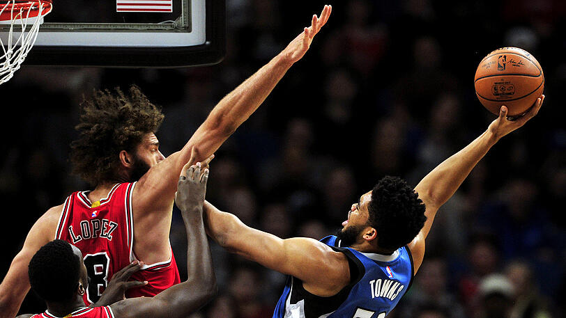 Karl-Anthony Towns (32) von den Minnesota Timberwolves setzt gegen Bobby Portis (5) und Robin Lopez (8) von den Chicago Bulls zum Wurf an.