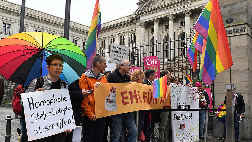 Mit einem Mammutprogramm von weit mehr als 100 Tagesordnungspunkten geht der Bundesrat in seine letzte Sitzung vor der Sommerpause. Mit einem Mammutprogramm von weit mehr als 100 Tagesordnungspunkten geht der Bundesrat in seine letzte Sitzung vor der Sommerpause.
