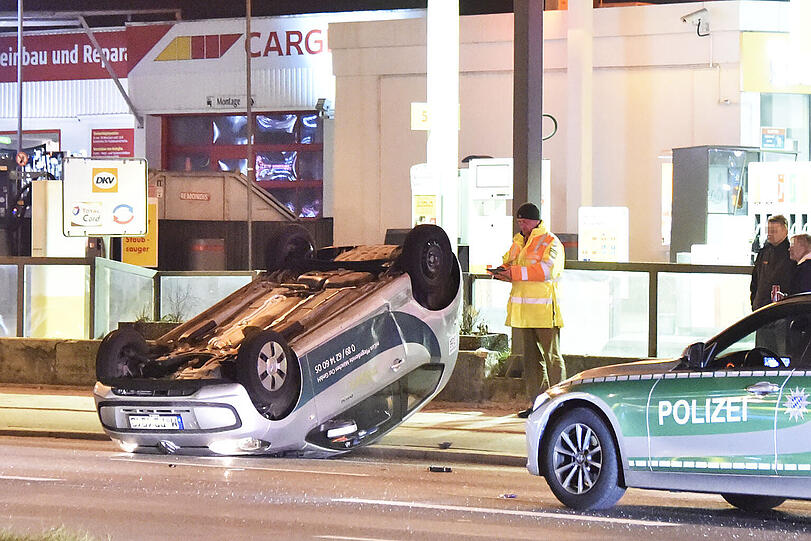 Der VW up landete auf dem Dach, die Fahrerin wurde nur leicht verletzt.