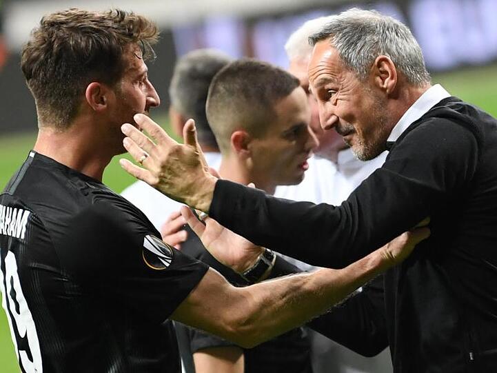 Eintracht-Trainer Adi Hütter (r) jubelt mit David Abraham.