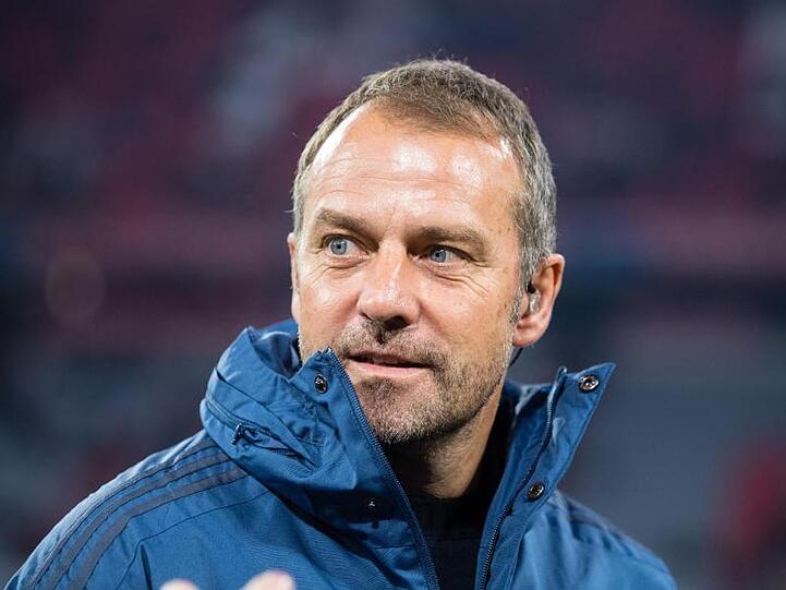 Hansi Flick vom FC Bayern München steht vor Spielbeginn am Spielfeldrand. Foto: Matthias Balk/dpa