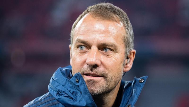 Hansi Flick vom FC Bayern München steht vor Spielbeginn am Spielfeldrand. Foto: Matthias Balk/dpa Hansi Flick vom FC Bayern München steht vor Spielbeginn am Spielfeldrand. Foto: Matthias Balk/dpa
