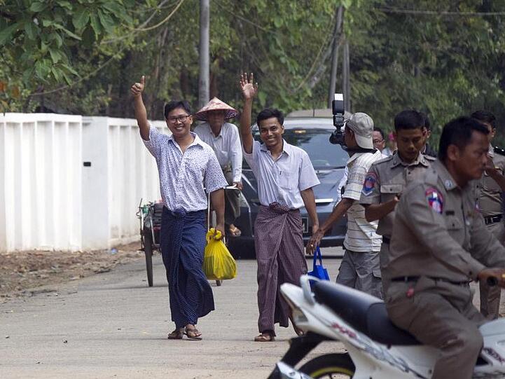 Die beiden Journalisten Wa Lone (l) und Kyaw Soe Oo nach ihrer Freilassung in Rangun.