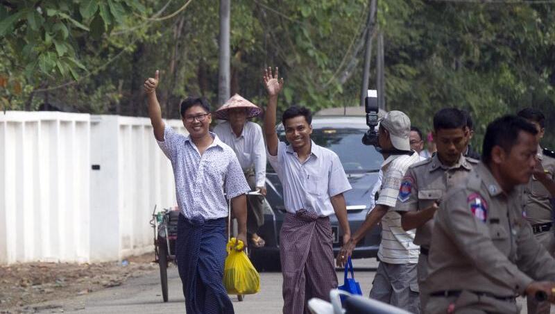 Die beiden Journalisten Wa Lone (l) und Kyaw Soe Oo nach ihrer Freilassung in Rangun. Die beiden Journalisten Wa Lone (l) und Kyaw Soe Oo nach ihrer Freilassung in Rangun.