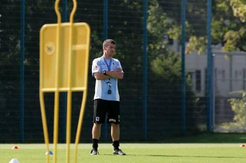 Wie lange lässt ihn die Mannschaft noch im Stich? Zumindest hat das Präsidium Marco Kurz den Rücken gestärkt.