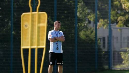 Wie lange lässt ihn die Mannschaft noch im Stich? Zumindest hat das Präsidium Marco Kurz den Rücken gestärkt. Wie lange lässt ihn die Mannschaft noch im Stich? Zumindest hat das Präsidium Marco Kurz den Rücken gestärkt.