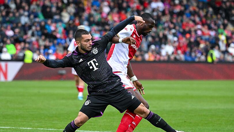 Chrislain Matsima (r) wechselt zum FC Augsburg.