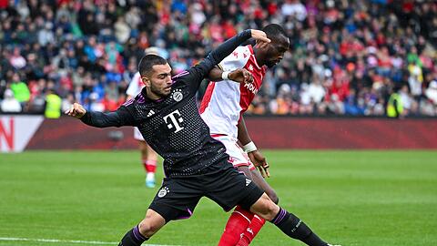 Chrislain Matsima (r) wechselt zum FC Augsburg.