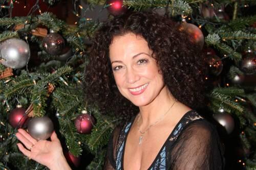 Barbara Wussow prüft den BMW-Weihnachtsbaum.