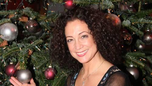 Barbara Wussow prüft den BMW-Weihnachtsbaum. Barbara Wussow prüft den BMW-Weihnachtsbaum.