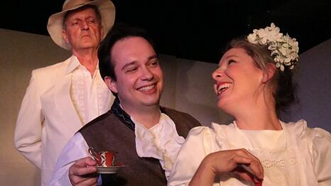 Gut aufgelegt im Kaffeerausch: Anna-Magdalena (nicht Bach, aber) Per(l)wein und der Tenor Luca Gotti, beide streng beobachtet vom skeptischen Vater und Bariton Torsten Frisch.