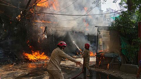 Bei einem Brand eines Geb&auml;udes sind in Neu-Delhi zahlreiche Menschen gestorben.