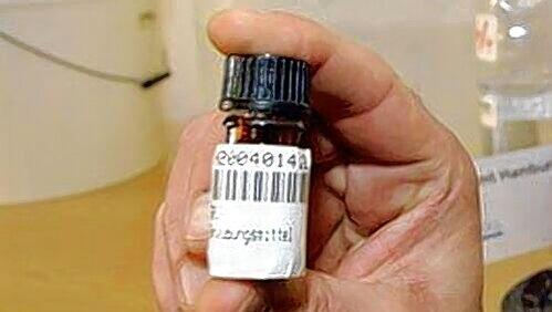 Sichergestellt: ein Fläschchen mit der Flüssigdroge „Liquid Ecstasy“, die auf der Basis von GBL hergestellt wird. Sichergestellt: ein Fläschchen mit der Flüssigdroge „Liquid Ecstasy“, die auf der Basis von GBL hergestellt wird.