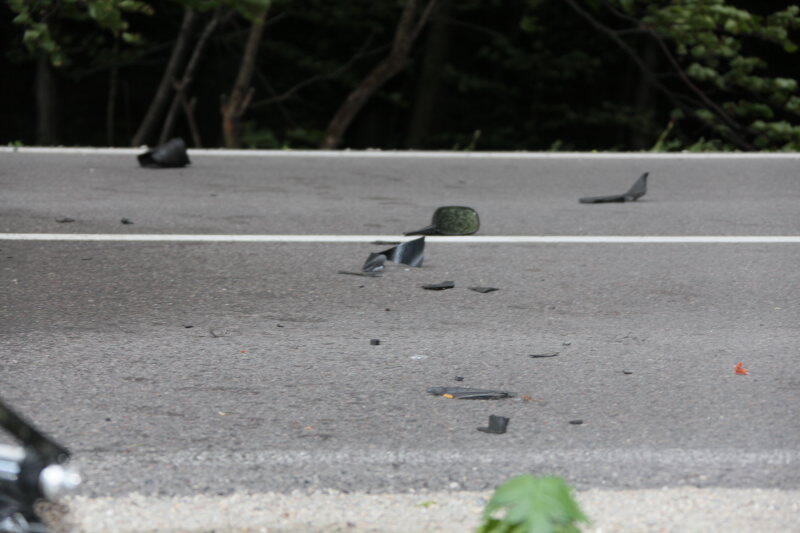 Er hatte keine Chance: Mit dem Kopf prallte ein Motorradfahrer bei Rechtmehring gegen den Seitenaufbau des entgegenkommenden Kleinlasters. Der Mann war sofort tot.