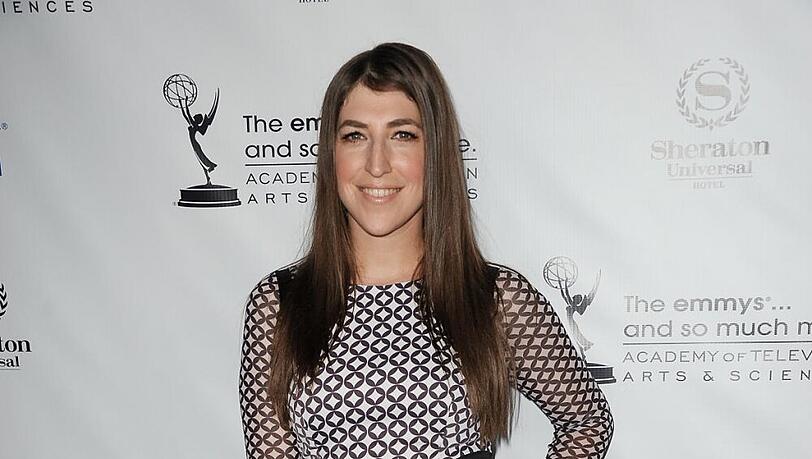 Mayim Bialik ist nicht nur in der Serie ein kluger Kopf - 2012 erschien ihr Buch "Beyond the Slings" Mayim Bialik ist nicht nur in der Serie ein kluger Kopf - 2012 erschien ihr Buch "Beyond the Slings"