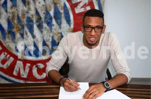 Jerome Boateng unterschreibt beim FC Bayern. Dieses Foto von der Vertragsverlängerung twitterte der Rekordmeister.