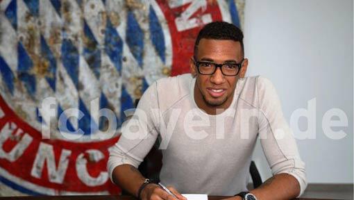 Jerome Boateng unterschreibt beim FC Bayern. Dieses Foto von der Vertragsverlängerung twitterte der Rekordmeister. Jerome Boateng unterschreibt beim FC Bayern. Dieses Foto von der Vertragsverlängerung twitterte der Rekordmeister.