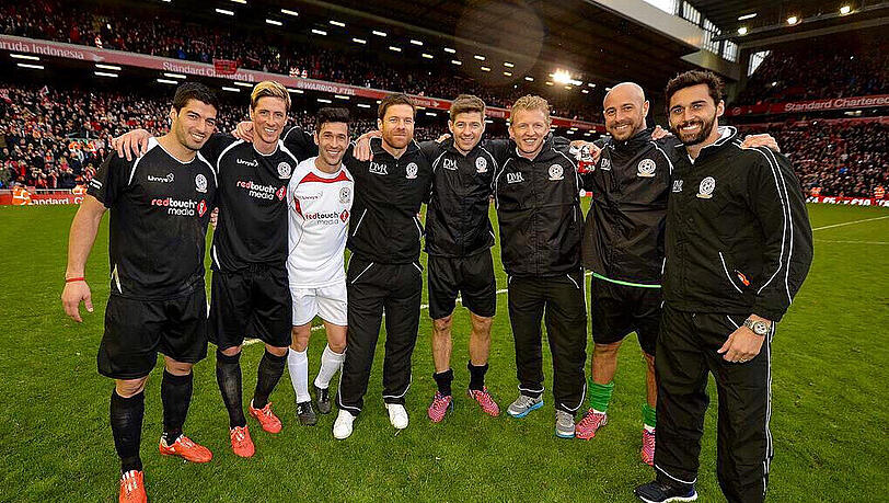 Die beiden Bayern-Stars Xabi ALonso und Pepe Reina beim Benefiz-Kick von Steven GErrard und Jamie Carragher in Liverpool. Die beiden Bayern-Stars Xabi ALonso und Pepe Reina beim Benefiz-Kick von Steven GErrard und Jamie Carragher in Liverpool.
