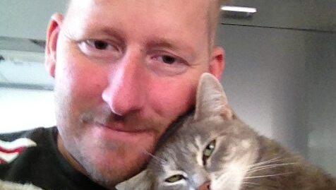 „Ich hätte niemals erwartet, dass es so viel Geld wird“, sagt Andreas Cappallo – hier mit seiner geliebten Katze Mimi. „Ich hätte niemals erwartet, dass es so viel Geld wird“, sagt Andreas Cappallo – hier mit seiner geliebten Katze Mimi.