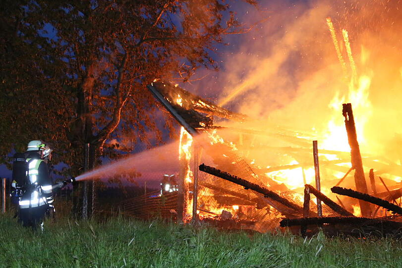 Ein Feuer hat die Lagerhalle komplett vernichtet. Die Bilder.