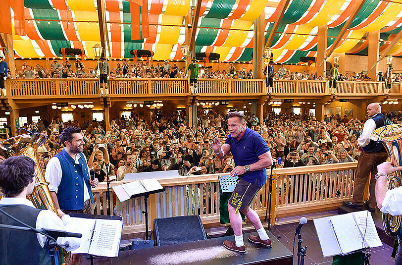 Arnold Schwarzenegger rockte mit seiner Freundin Heather Milligan das Schützen-Festzelt. Klicken Sie sich durch die Bilder.
