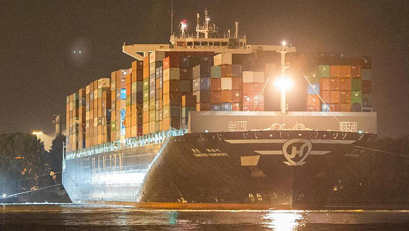 Das Containerschiff "Hanjin Harmony" läuft in Hamburg im Hafen ein. Das Containerschiff "Hanjin Harmony" läuft in Hamburg im Hafen ein.
