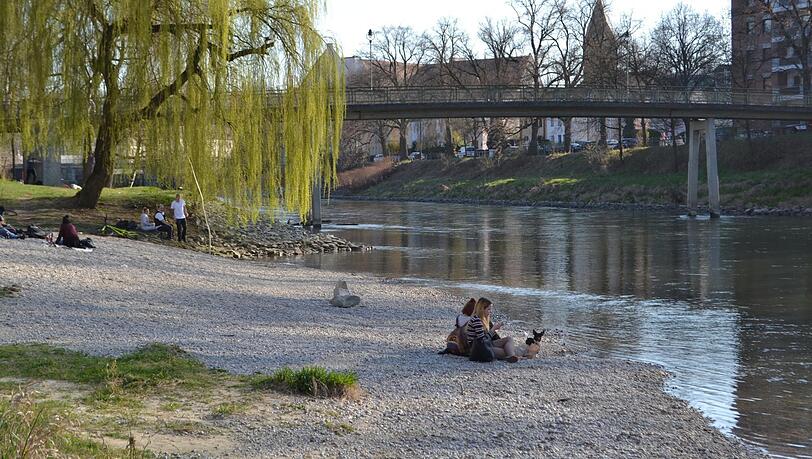 Irgendwie fast schon witzig. In Moosburg darf in der Isar gebadet werden, in Dingolfing auch. Nur dazwischen, in Landshut wie hier am Isarstrand darf niemand ins Wasser. Das liegt laut Aussage der Verwaltung an der Amper, die in die Isar fließt. Irgendwie fast schon witzig. In Moosburg darf in der Isar gebadet werden, in Dingolfing auch. Nur dazwischen, in Landshut wie hier am Isarstrand darf niemand ins Wasser. Das liegt laut Aussage der Verwaltung an der Amper, die in die Isar fließt.