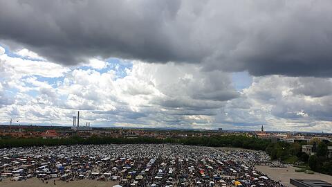 Die Wiese füllt sich. Der Flohmarkt auf der Theresienwiese am Samstag.