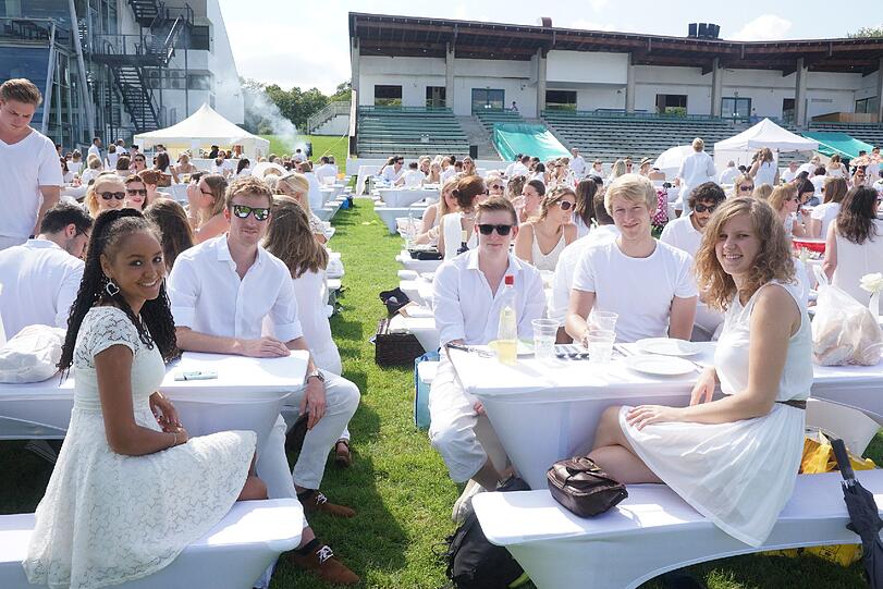 Die Bilder vom White Dinner am Sonntag in Riem.