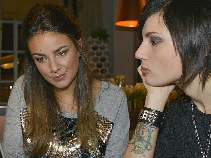 Jasmin (links) beeindruckt in "Alles was zählt" Anni mit ihrem Ehrgeiz