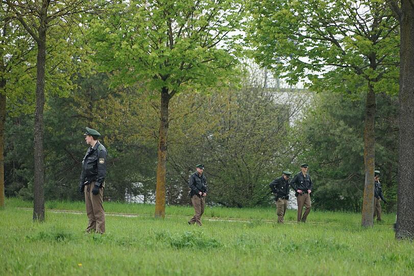 In diesem Waldstück in Riem lag die Leiche der Frau.