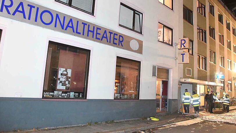 Bilder vom Feuerwehreinsatz in der Schwabinger Hesseloherstraße. Hier geriet Dämmmaterial in Brand, die Einsatzkräfte waren stundenlang im Einsatz.