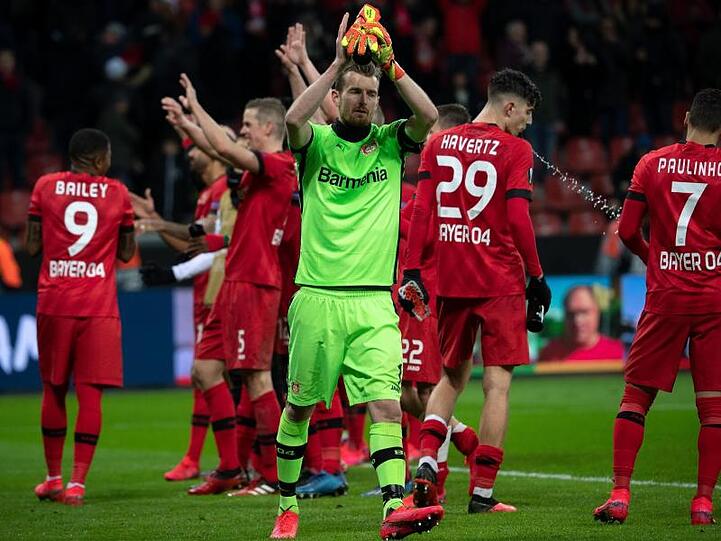 Leverkusens Spieler feiern den 2:1-Sieg über Porto.