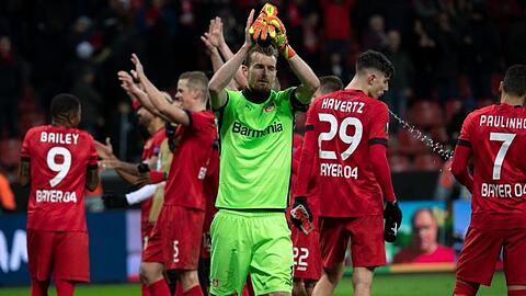 Leverkusens Spieler feiern den 2:1-Sieg über Porto.