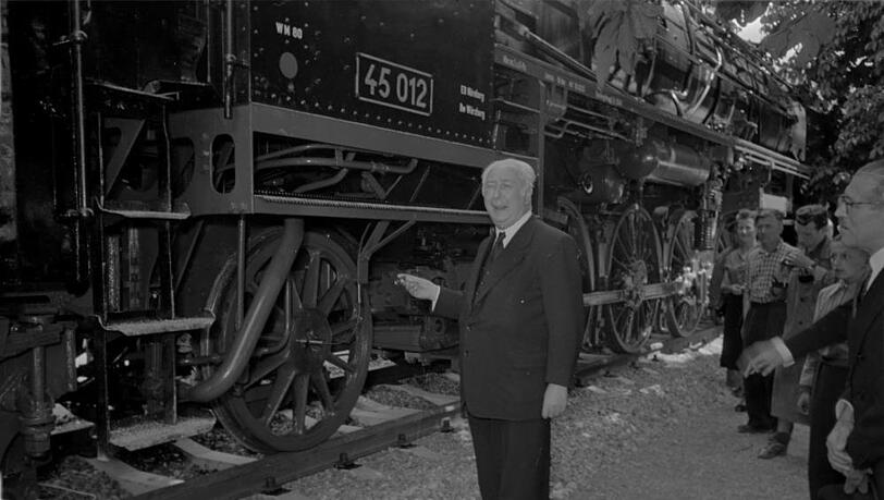Am 20. Juni 1953 besichtigt Theodor Heuss, der erste Bundespräsident, die DVA. Die Dampflokomotive scheint ihm zu gefallen. Am 20. Juni 1953 besichtigt Theodor Heuss, der erste Bundespräsident, die DVA. Die Dampflokomotive scheint ihm zu gefallen.