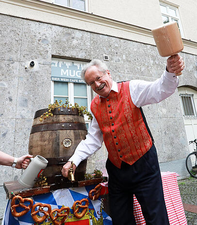 Alt-OB Ude beim Anzapfen.