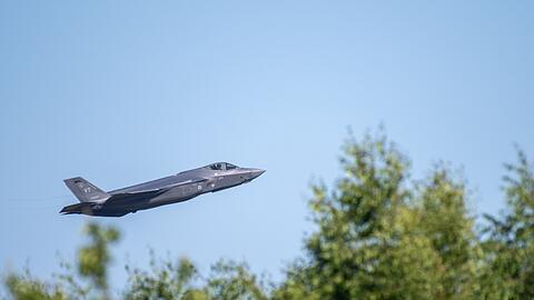 Ein Kampfflugzeug vom Typ F-35 startet von der US-Air Base Spangdahlem. Ein solcher Kampfjet verschwand im US-Bundesstaat South Carolina, nachdem sich der Pilot aufgrund einer "Panne" mithilfe des Schleudersitzes gerettet hatte.