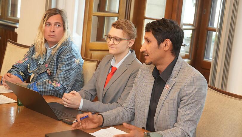Andreu Yagoubov, Klara Schinnerl und Arif Abdullah Haidary sitzen für das "Aktionsbündnis München Vielfältig und Solidarisch" im Migrationsbeirat. Sie fürchten um die Zukunft des Gremiums. Andreu Yagoubov, Klara Schinnerl und Arif Abdullah Haidary sitzen für das "Aktionsbündnis München Vielfältig und Solidarisch" im Migrationsbeirat. Sie fürchten um die Zukunft des Gremiums.
