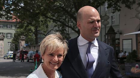 Albert von Thurn und Taxis mit seiner Mutter Gloria F&uuml;rstin von Thurn und Taxis im Jahr 2023.