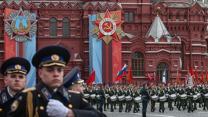 Soldaten marschierten in diesem Jahr ohne Panzer bei der traditionellen Militärparade über den Roten Platz. Soldaten marschierten in diesem Jahr ohne Panzer bei der traditionellen Militärparade über den Roten Platz.