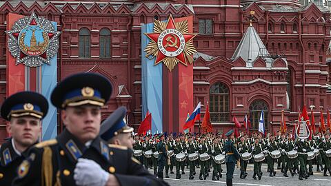 Soldaten marschierten in diesem Jahr ohne Panzer bei der traditionellen Militärparade über den Roten Platz. Soldaten marschierten in diesem Jahr ohne Panzer bei der traditionellen Militärparade über den Roten Platz.