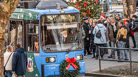 Die Christkindltram erfreut sich in M&uuml;nchen gr&ouml;&szlig;ter Beliebtheit. Dieses Jahr k&ouml;nnten sogar mehrere weihnachtlich dekorierte Trambahnen unterwegs sein.