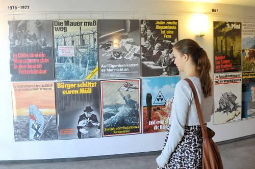 Spalier unverschämter Wahrheiten: In den Foyers des Markgrafentheaters sind 210 Poster von Klaus Staeck zu sehen.