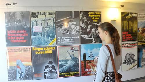 Spalier unverschämter Wahrheiten: In den Foyers des Markgrafentheaters sind 210 Poster von Klaus Staeck zu sehen. Spalier unverschämter Wahrheiten: In den Foyers des Markgrafentheaters sind 210 Poster von Klaus Staeck zu sehen.