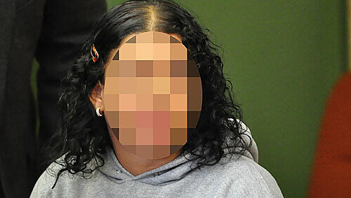 Juana F. vor Gericht: Sie stach mit einem Messer auf ihren Mann ein Juana F. vor Gericht: Sie stach mit einem Messer auf ihren Mann ein