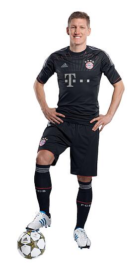 "Streifen auf der Brust symbolisieren die erleuchteten Streben des Daches der Münchener Allianz Arena. Für Bastian Schweinsteiger und Co. sind eben diese der erste Eindruck, den sie beim Verlassen des Spielertunnels wahrnehmen. Ein Moment der für zusätzliche Motivation bei den Spielern sorgt.", heißt es auf der Homepage des Rekordmeisters.