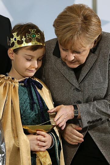 Bundeskanzlerin Angela Merkel hat Sternsinger im Kanzleramt empfangen. Die Sternsinger bringen seit 1984 ihren Segen "Christus mansionem benedicat" ("Christus segne dieses Haus") ins Kanzleramt.