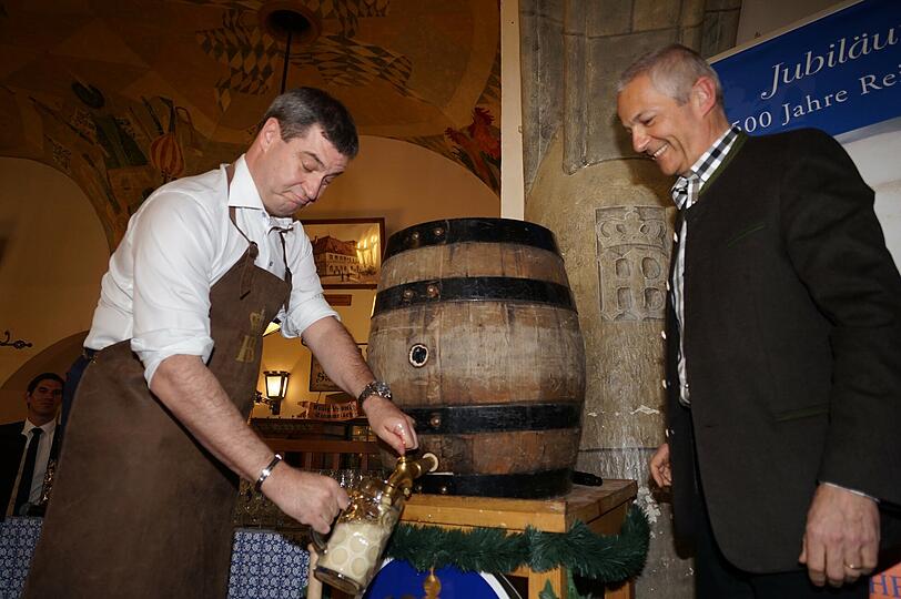 Markus Söder und Michael Möller beim Anzapfen des ersten Fasses.